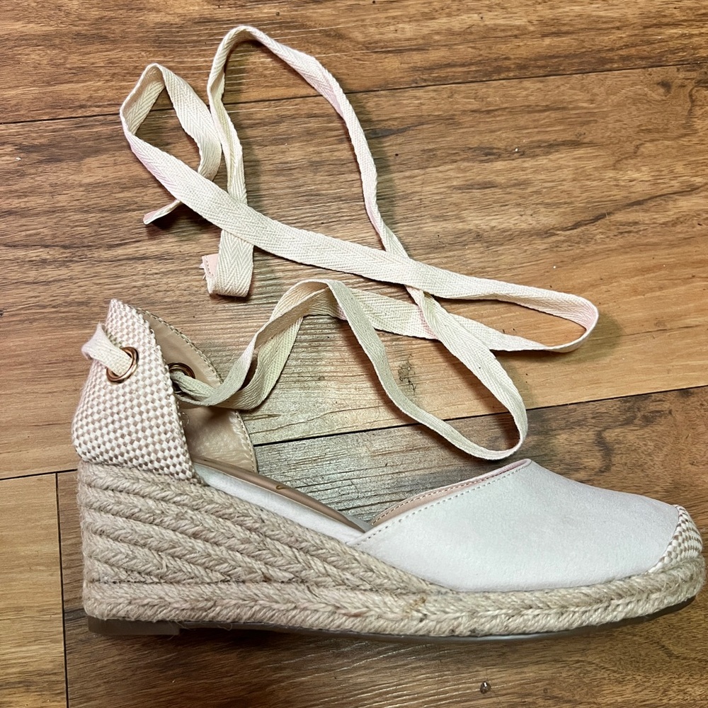 Raffia tie up wedge espadrille sandal size 7.5 beige 1.5 in heel